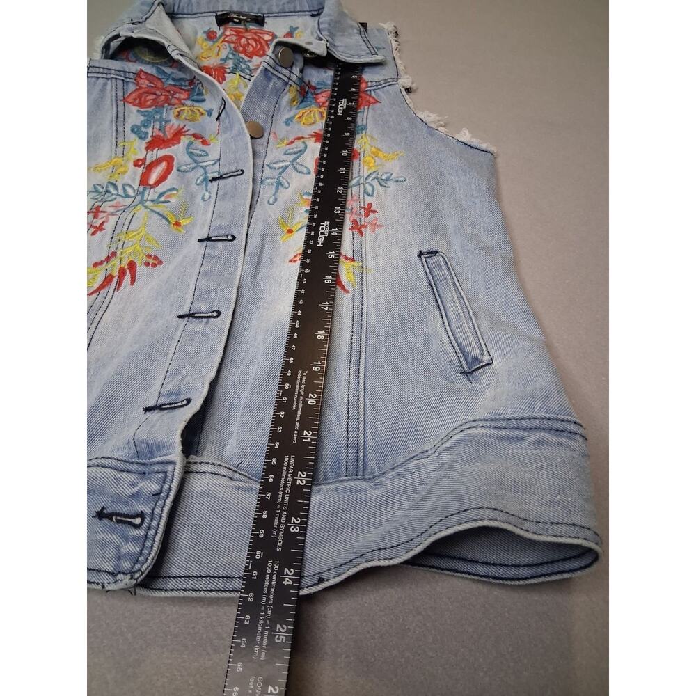 Andrée Embroidered Floral Denim Vest Women's Medium Light Wash Frayed Sleeveless - Picture 7 of 8
